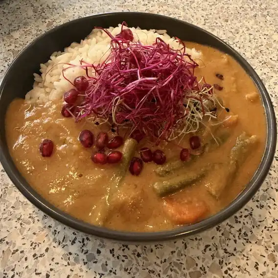 Vegetarische Erdnusssauce mit Reis bei Bakau